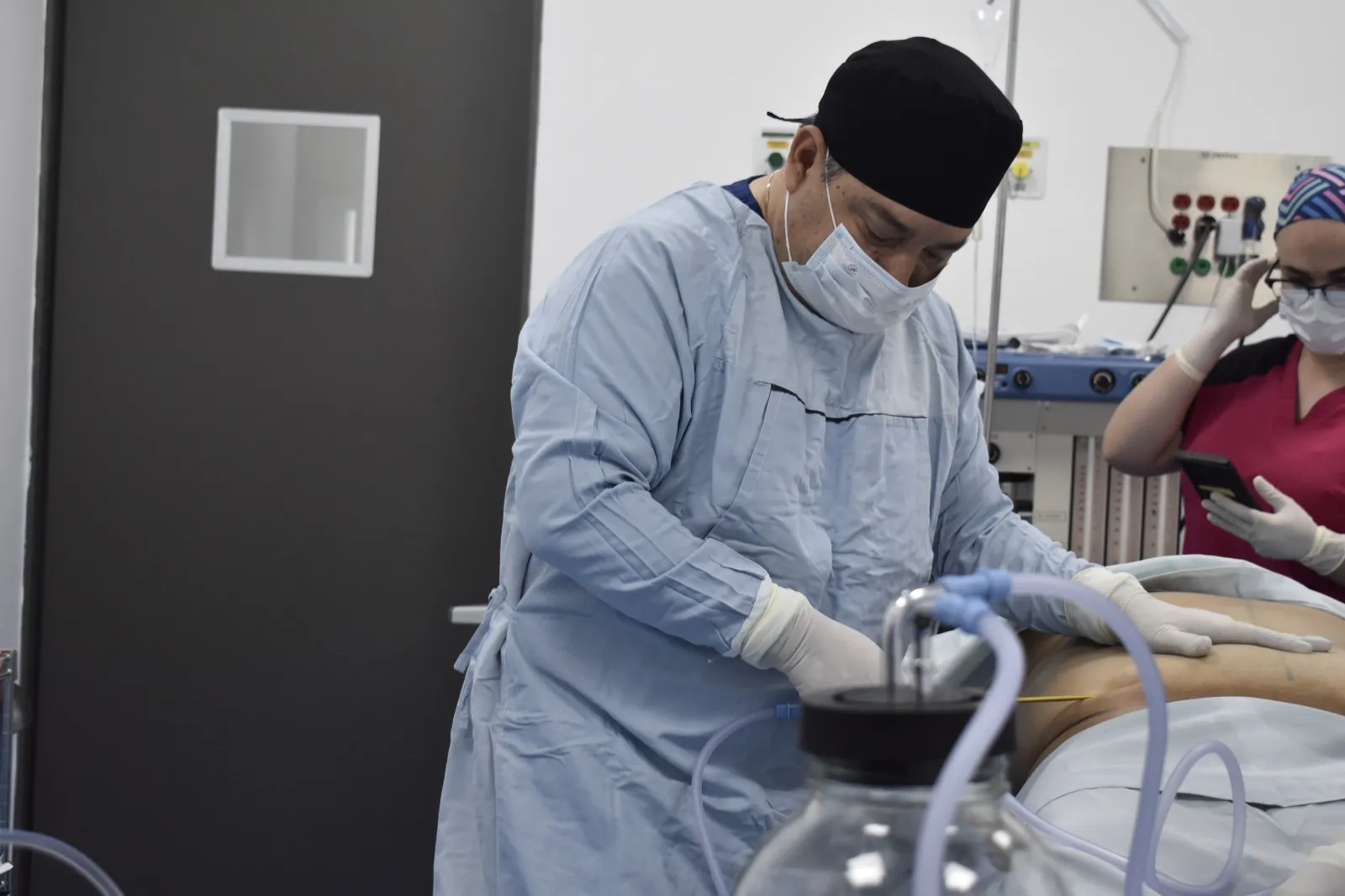 Equipo médico de cirugía estética en Otay Health